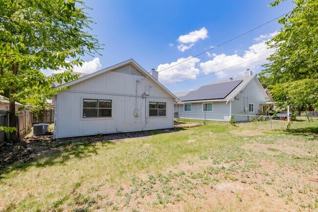 Building Photo - 2015 Newton Dr