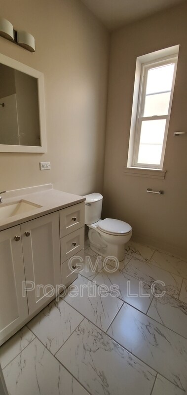 Building Photo - 822 S Karlov Ave