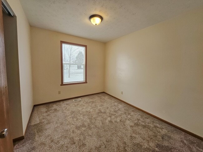 Building Photo - 101 Andrew Ct E