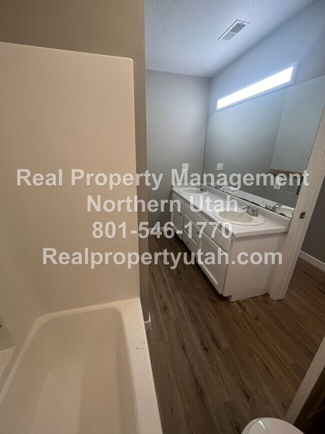 Building Photo - 6 Bed 3.5 Bath Rambler Home in Layton Available!