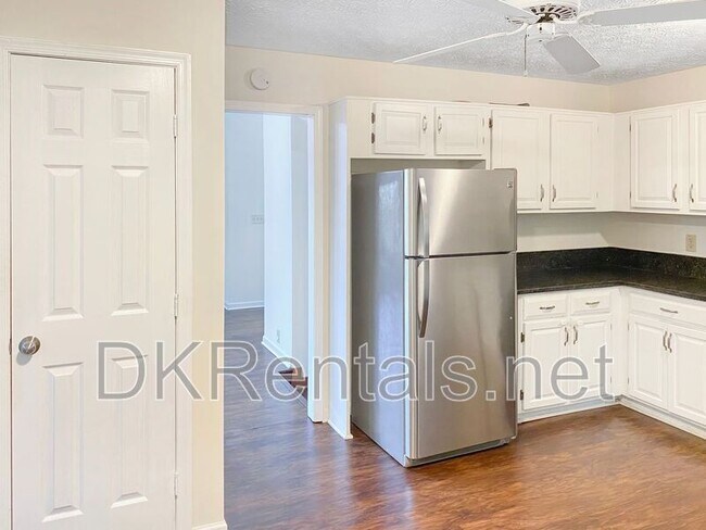 Building Photo - 2136 Clementine Dr