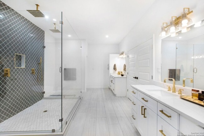 Building Photo - 423 College Blvd