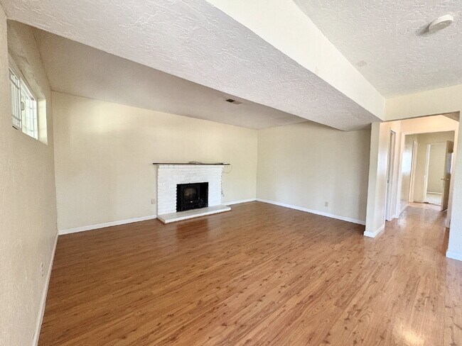 Building Photo - Charming 4-Bed by the Lake in Morgan Hill