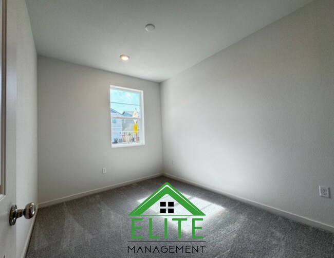 Building Photo - Beautiful 4 Bedroom, 3 Full Bath Two Story One year Old Home