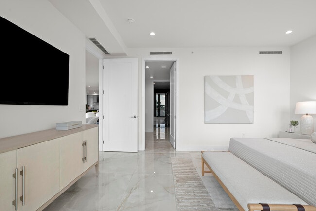 Building Photo - 475 E Royal Palm Rd