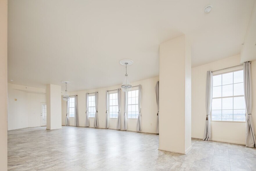 Building Photo - 475 W 12th Ave