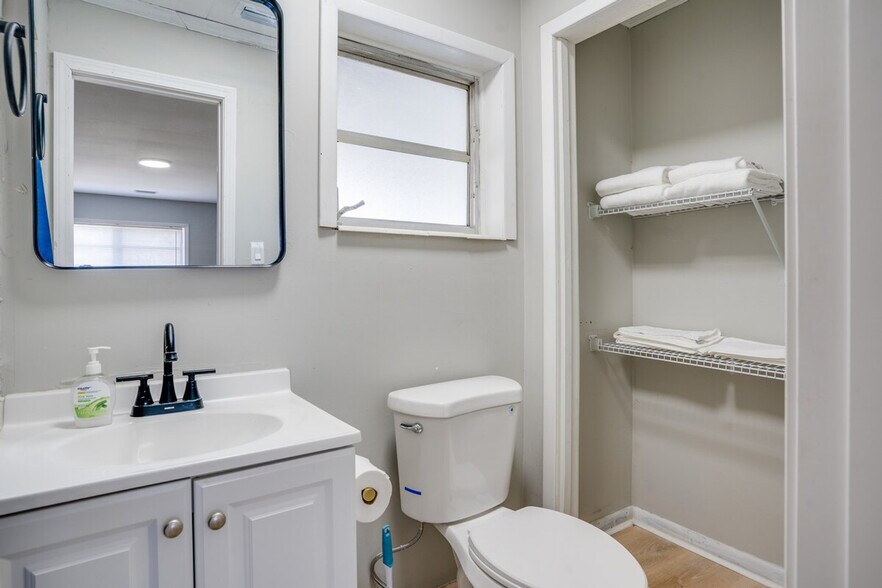 Building Photo - 218 Cactus St