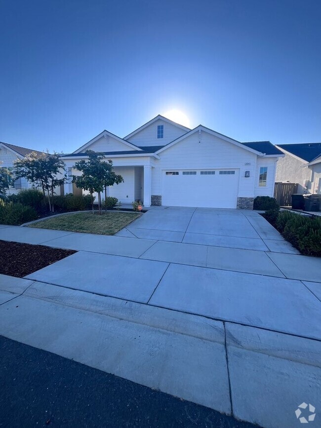 Building Photo - BEAUTIFUL SINGLE STORY HOME IN WEST ROSEVI...