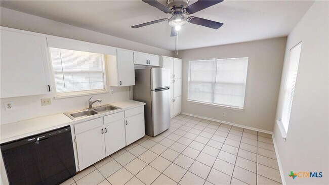 Building Photo - 2402 Lazy Ridge Dr