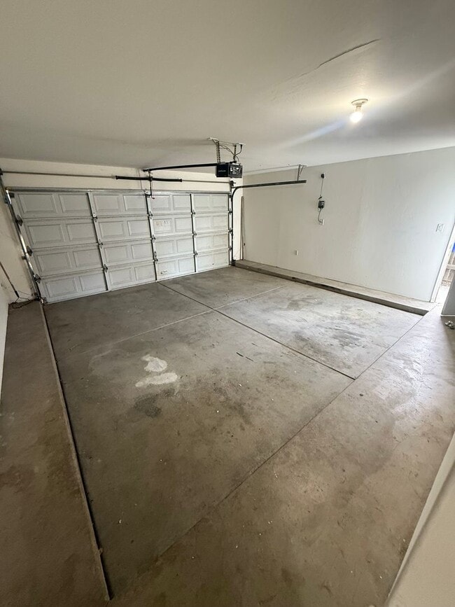 Building Photo - Cozy 3-Bedroom, 2-Bathroom Home in the Cam...