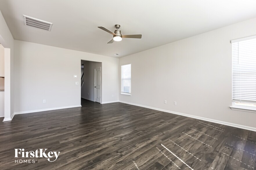 Building Photo - 903 Birchcrest Wy