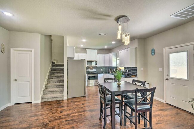 Building Photo - 3510 Oleander Ave