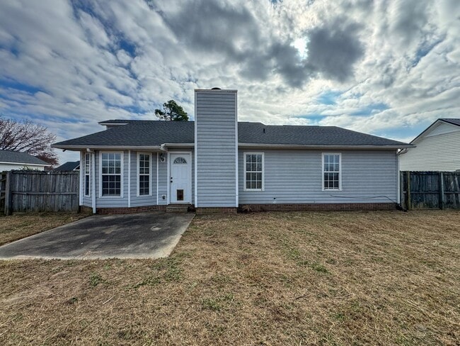 Building Photo - Charming 3 Bed 2 Bath Raeford Home with Fenced Backyard