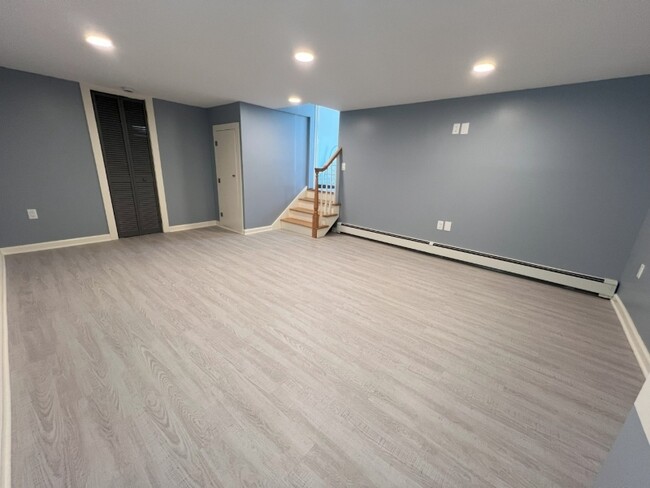 Building Photo - 16 Iroquois Ave