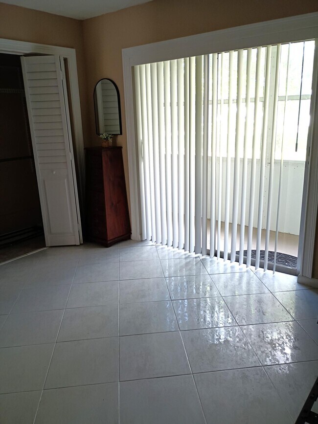 Building Photo - 355 Sheffield O