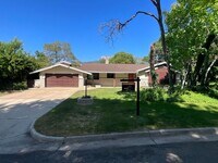 Building Photo - 4 bdrm 3 bth plus a Den/office Home 2 Car ...