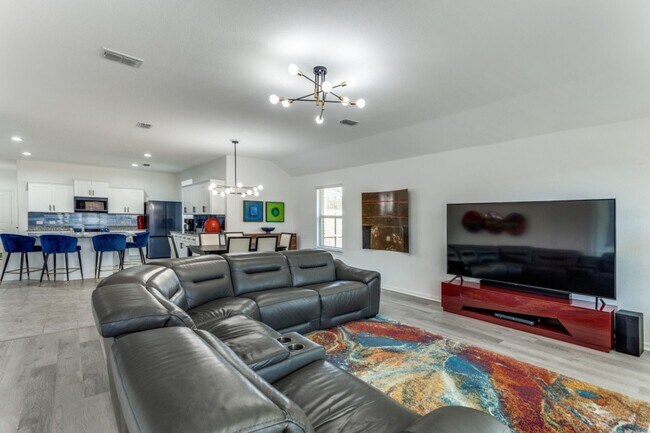 Building Photo - Contemporary in Cleburne!