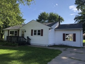 Building Photo - 6 Maple Ct