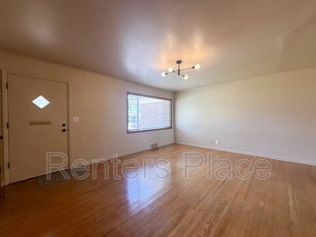 Building Photo - 1045 E 53rd St