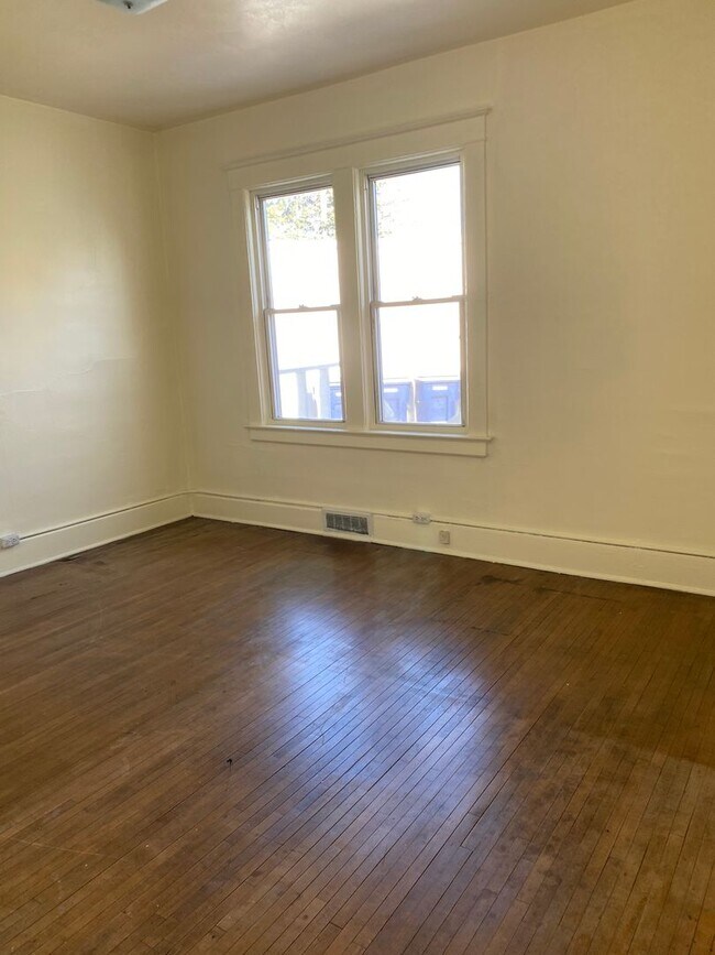 Building Photo - 1347 Center Ave