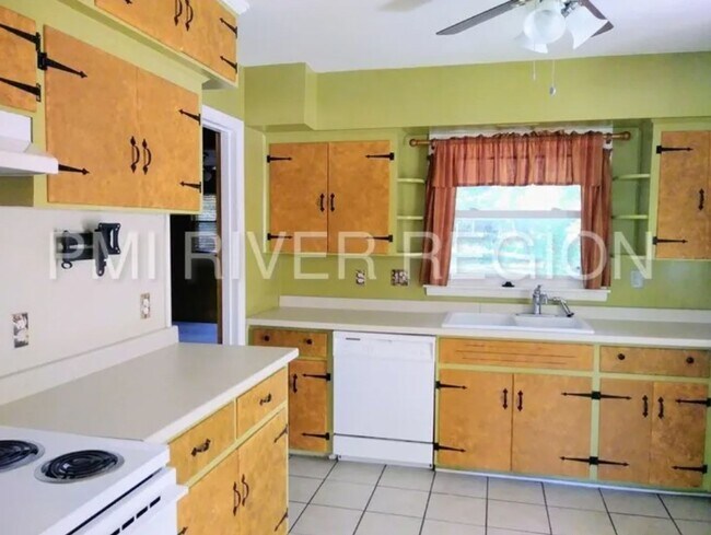 Building Photo - 3 Bedroom 2 Bathroom Home