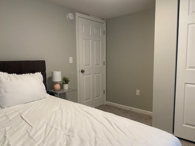 Building Photo - Spacious Benson Bungalow - 4BD 2B