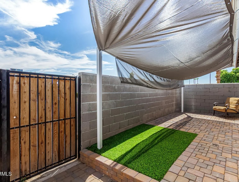 Building Photo - 5960 W Oregon Ave