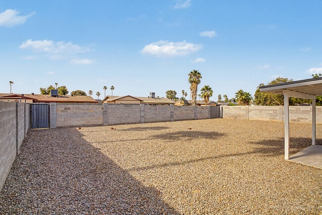 Building Photo - 3430 E Poinsettia Dr