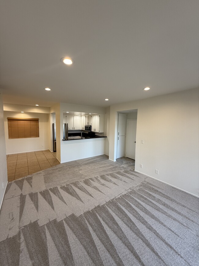 Building Photo - 221 S Oak Knoll Ave