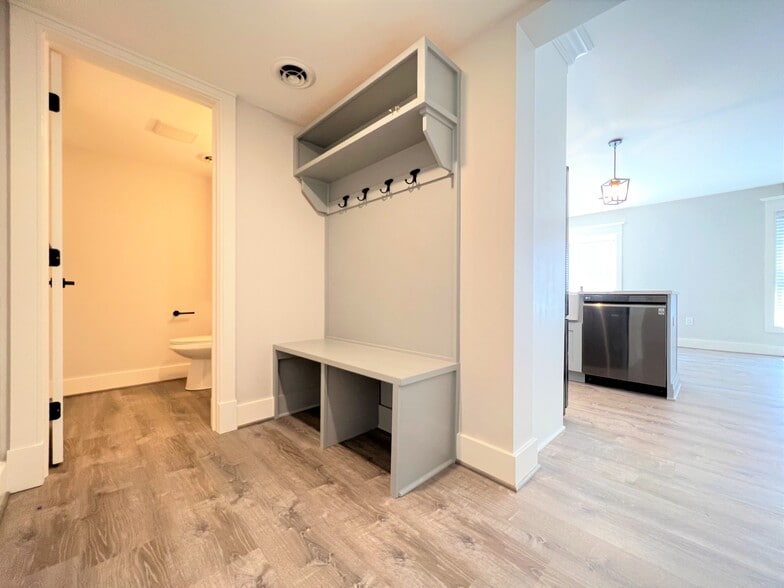 Building Photo - 10975 Main St