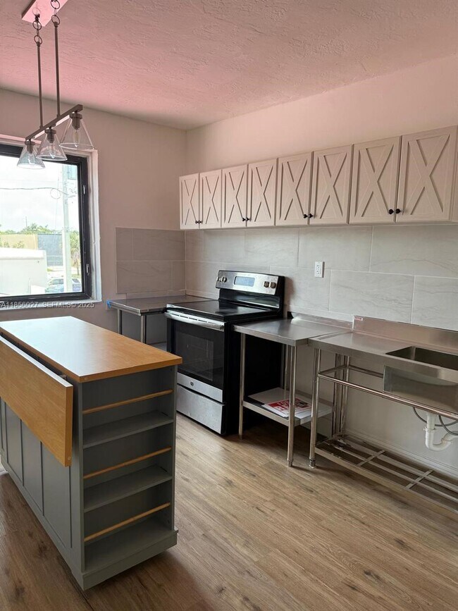 Building Photo - 1432 NE 163rd St