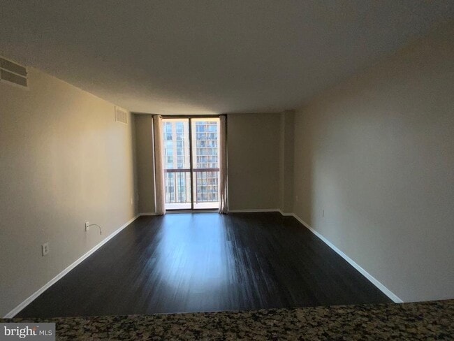 Building Photo - 4500 S Four Mile Run Dr