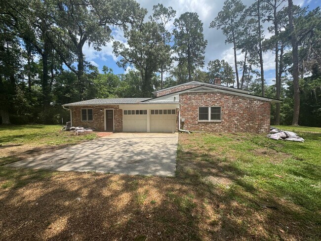 Building Photo - Stunning 4-Bedroom, 3-Bathroom Home with A...