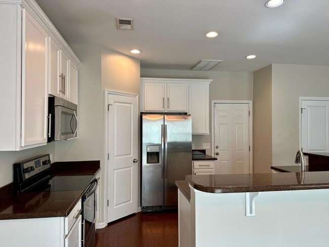 Building Photo - 450 Delmont Dr