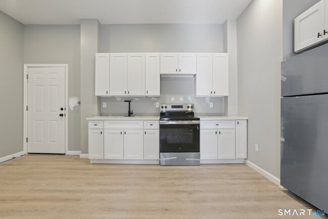 Building Photo - 215-219 Bank St