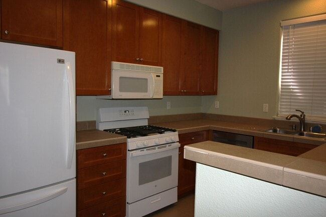 Building Photo - 3 Bedroom Townhome for Rent