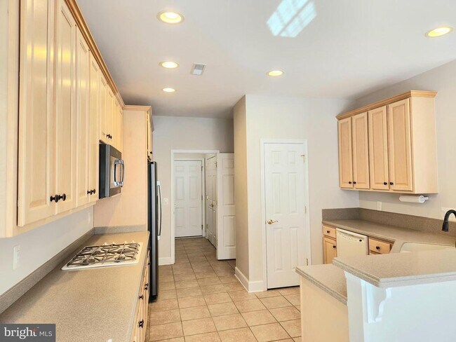 Building Photo - 20667 Golden Ridge Dr