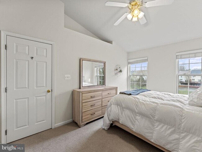 Building Photo - 8873 Royal Doulton Ln