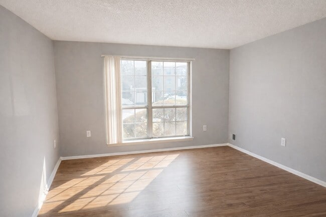 Building Photo - 215 Rachel Ct