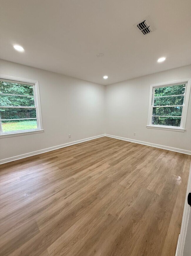 Building Photo - Recently Remodeled | Spacious Open Layout | Move-In Ready