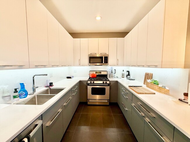 Building Photo - Stunning 2 Bed 2 Bath Plus Lofted Den in the Wicker Park area