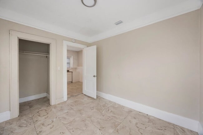 Building Photo - Large 3bdrm/1bath/+ bonus room ***Section ...