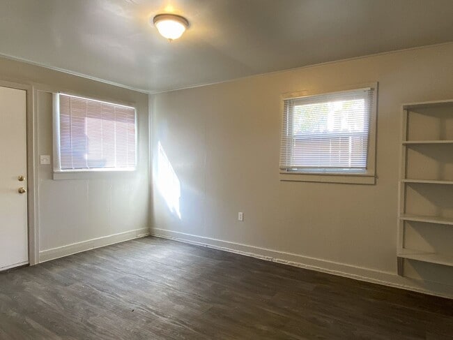 Building Photo - Lovely 2-bdrm./1-bath home with bonus room available now!