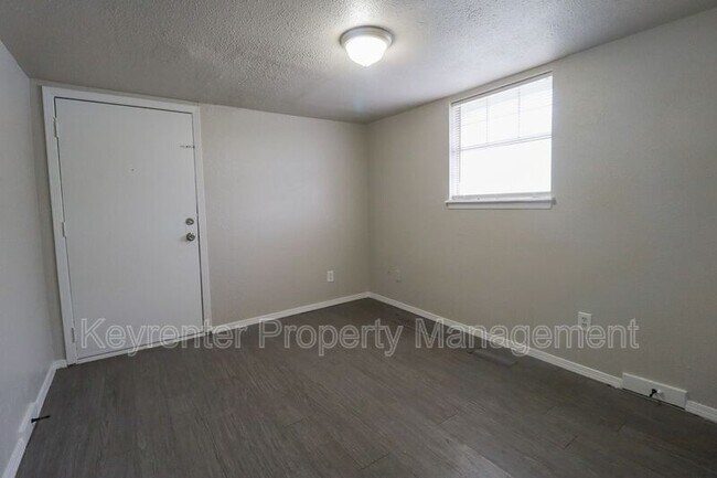 Building Photo - 405 S Maple St