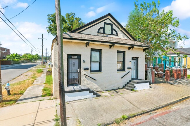 Building Photo - 2400 Dumaine St