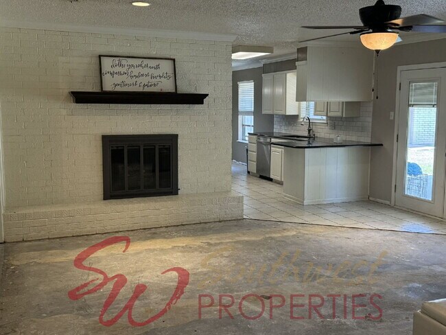 Building Photo - Lovely, spacious home that welcomes you in!