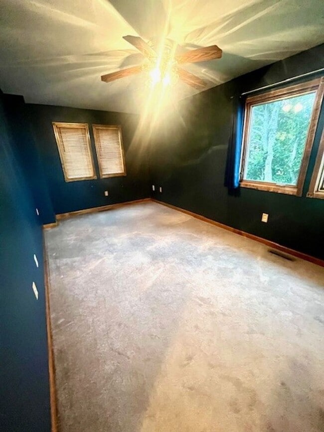 Building Photo - Gorgeous Water Front Home with Beach Access