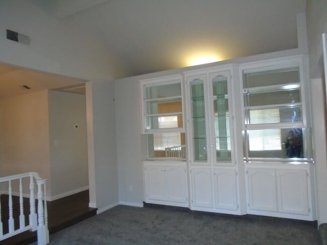 Building Photo - NW - CUSTOM HOME WITH POOL!!