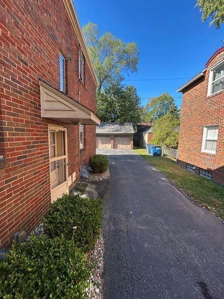 Side road/Garage - 2677 Powhattan Pky