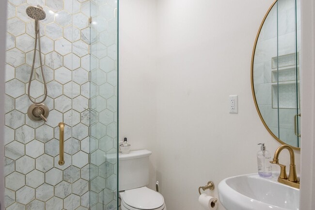 Building Photo - Luxury Living w/ Pool In Brentwood!